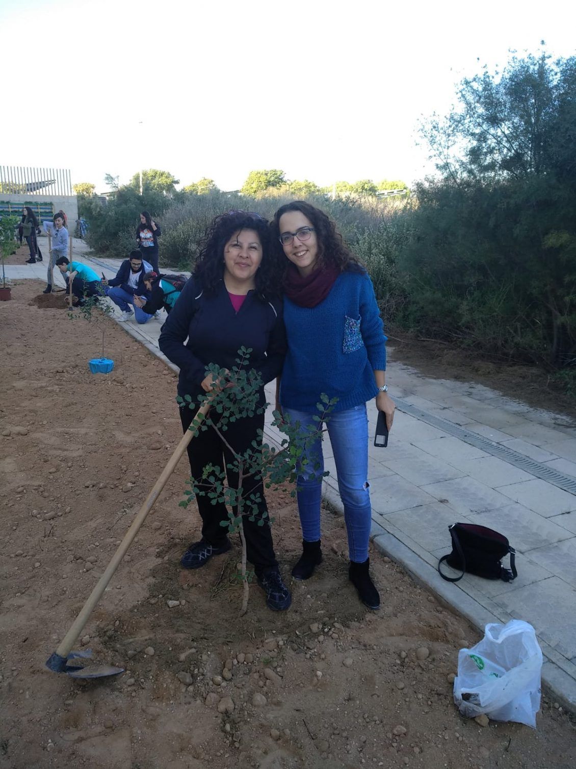 Voluntarias Alcer Almería plantando un algarrobo en la UAL